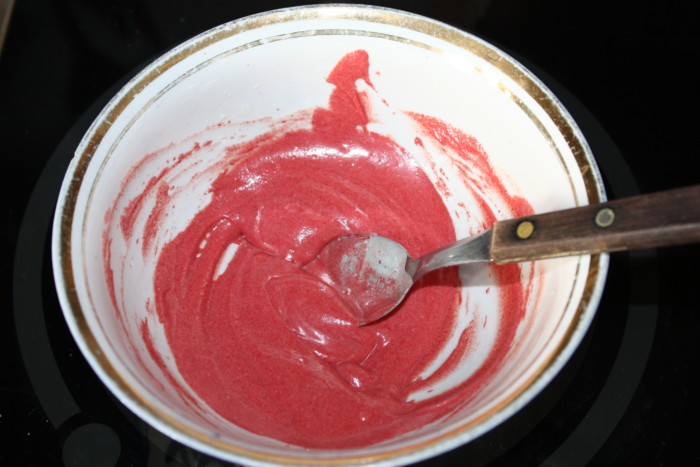 Ajouter 4-5 gouttes de colorant liposoluble en gel et mélanger le tout jusqu'à obtenir une couleur uniforme
