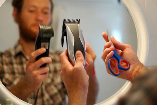 剪刀（最好专为剪发而设计）;  用于胡须的宽齿和用于小胡子的细齿的梳子（可选）;  理发器或带喷嘴的胡须（最好选择可充电和无线型号）;  大镜子（可放大或三倍）。